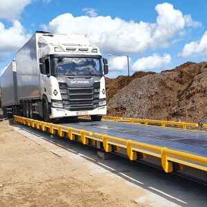 С метална платформа